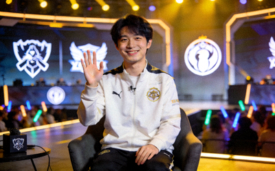 电竞明星选手接受采访 - 微笑面对镜头分享心得